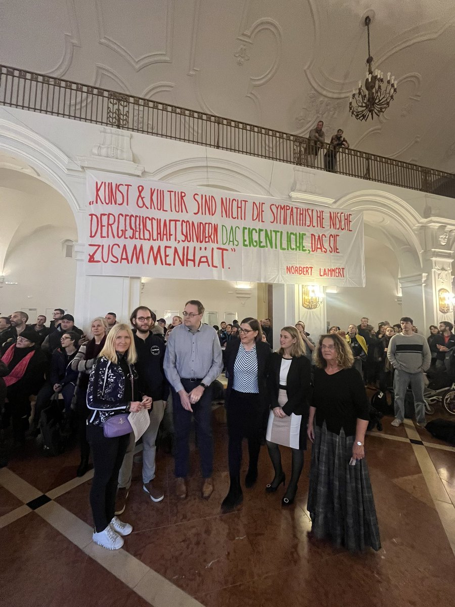 Eindrucksvolle Proteste der Schaustellenden der Kleinmesse und den Akteur*innen der Leipziger Kultur vor der Sitzung des #srle