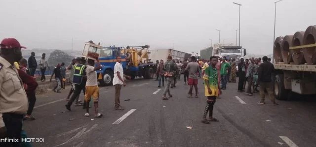 Thelightmagtv's tweet image. Motorists on the Lagos-Ibadan Expressway faced severe gridlock Wednesday morning after multiple accidents on Kara Bridge, causing heavy traffic and disruptions. #lagostraffic #karaBridge #roadsafety #nigeria
