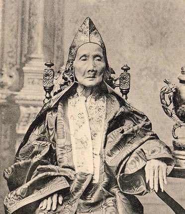 Mũ ni - a large, full-covering hat, typically worn by the elderly.