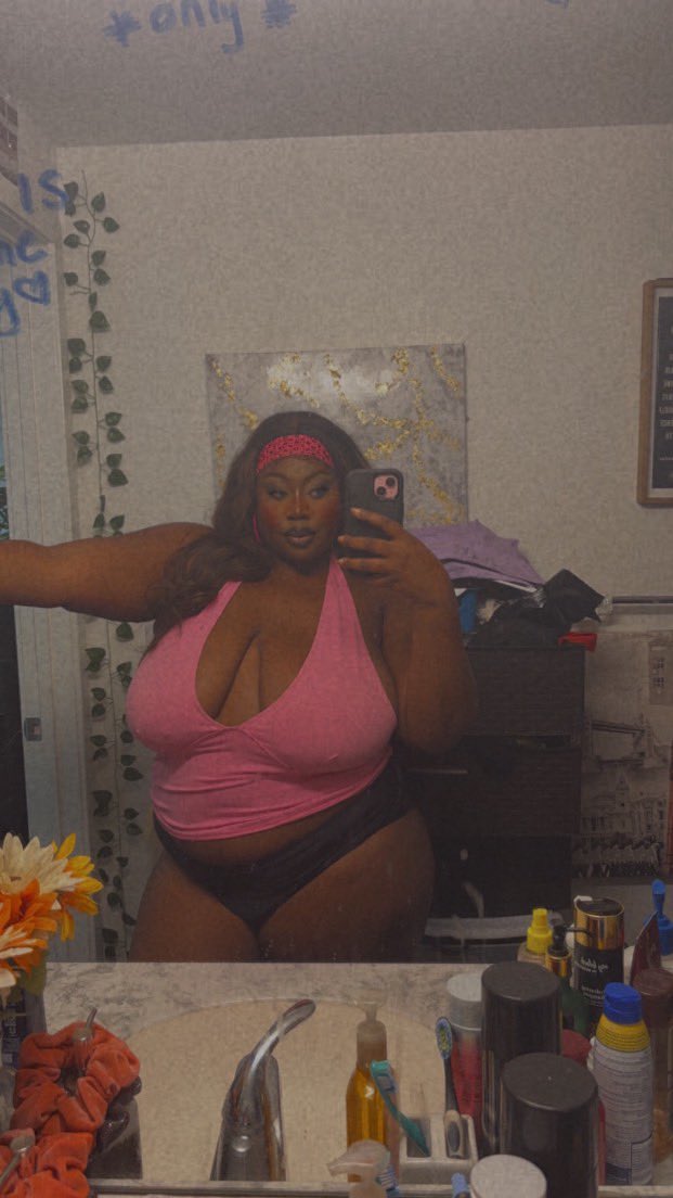 juiccychocolate's tweet photo. I smell like vanilla ✨
#femdom #princess #spoilme #contentcreator #44F #bustywomen https://t.co/eoRss0QVE6