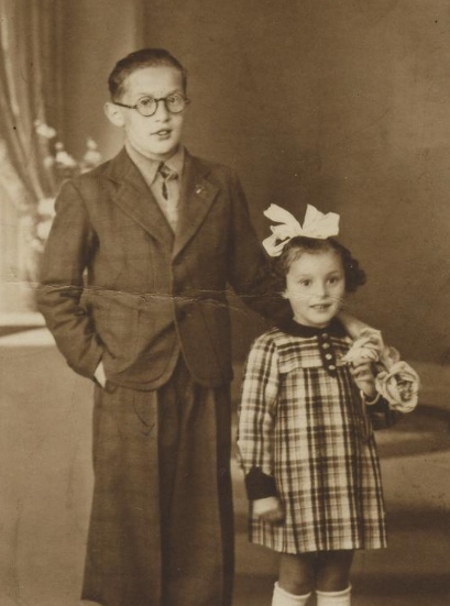 AuschwitzMuseum's tweet photo. 18 December 1929 | A Hungarian Jewish boy, Bernard Warszaur, (Warszauer) was born in Olaszliszka. He emigrated to France.
On 24 August 1942 he was deported to #Auschwitz with his sister Berthe. They were murdered in a gas chamber after the selection. https://t.co/e3MjJyEWhR