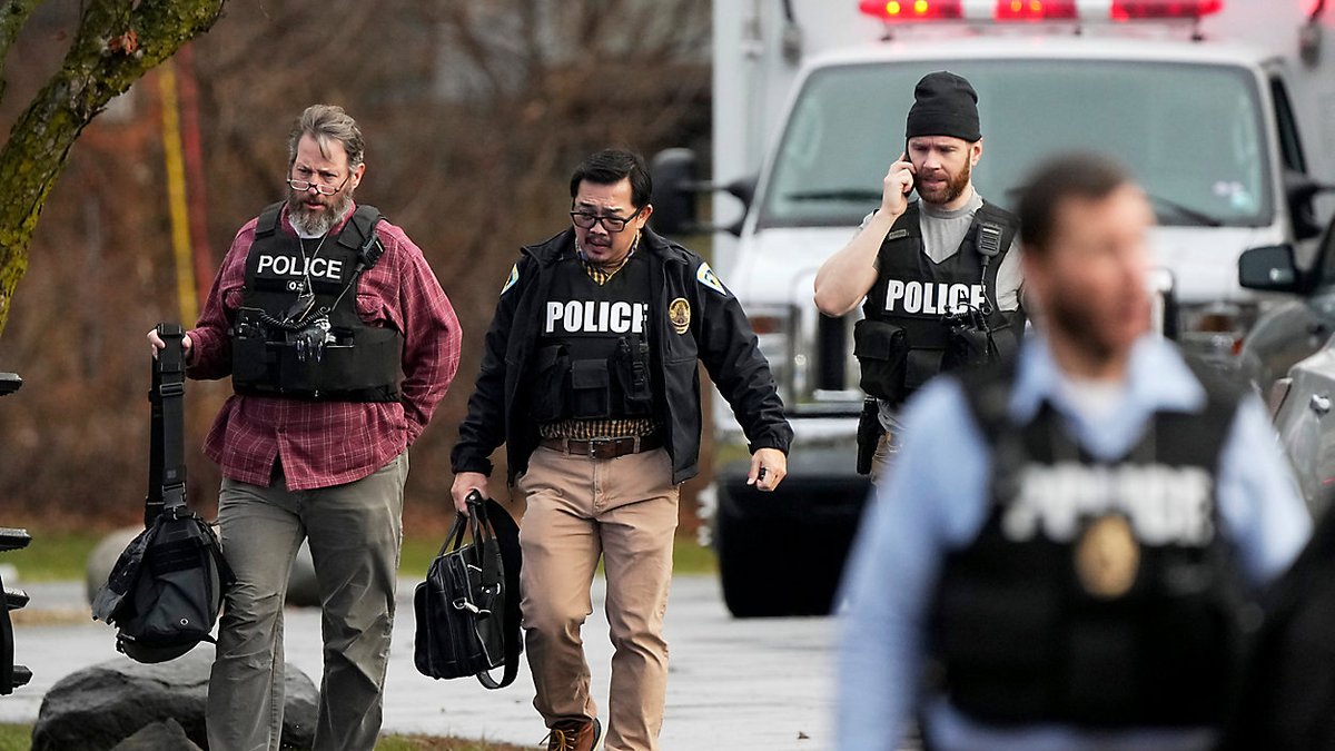 Former secret service agent and expert on school shootings, Cheryl Tyler, shared her thoughts on why some students resort to violence. specne.ws/bfiT9c

✏️ <a href="/courtnygTv/">Courtny Gerrish</a> 
📸: AP Photo

(3/4)