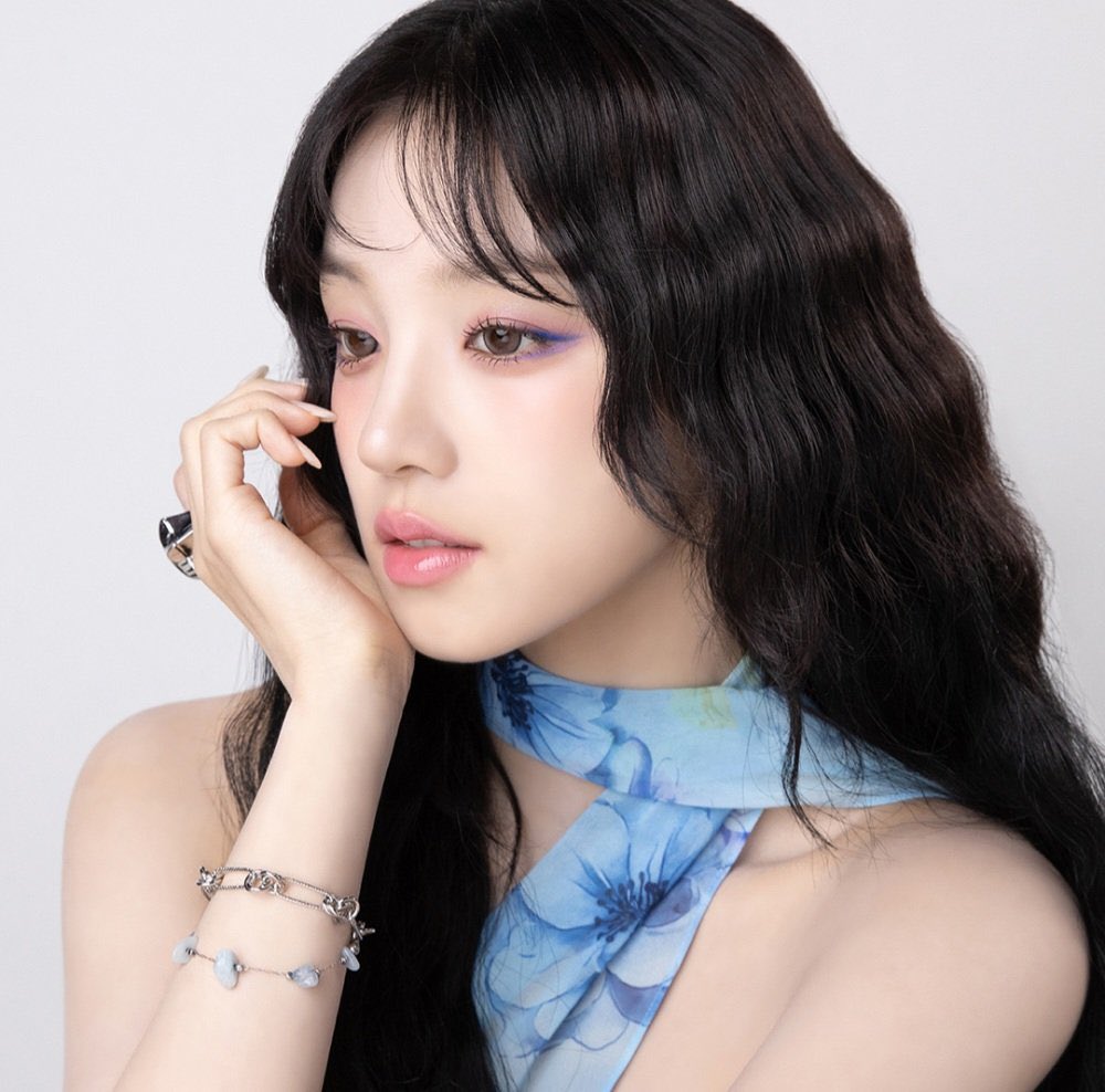 LoveYuqi990923's tweet photo. Yuqi x Qrsessed ✨️👀
#Qrsessed #클라셋 #クラセスト
#우기 #YUQI #ウギ #宋雨琦
#YUQILENS #CloudGray #클라우드그레이 #クラウドグレー https://t.co/gmmzBs3Nel