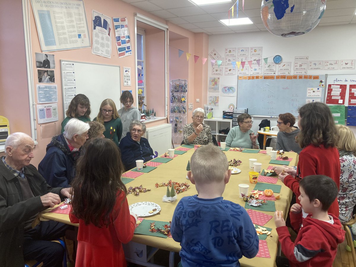 ✨Goûter intergénérationnel ! Après les avoir invités et leur avoir confectionné des gourmandises 🥧🍪,la classe a reçu 9 aînés 👵🏻👴🏻! Présentations mutuelles, lecture de contes de Noël, dégustation de gâteaux et de chocolat chaud, chants de Noël ont rythmé ce moment précieux🎄🎁