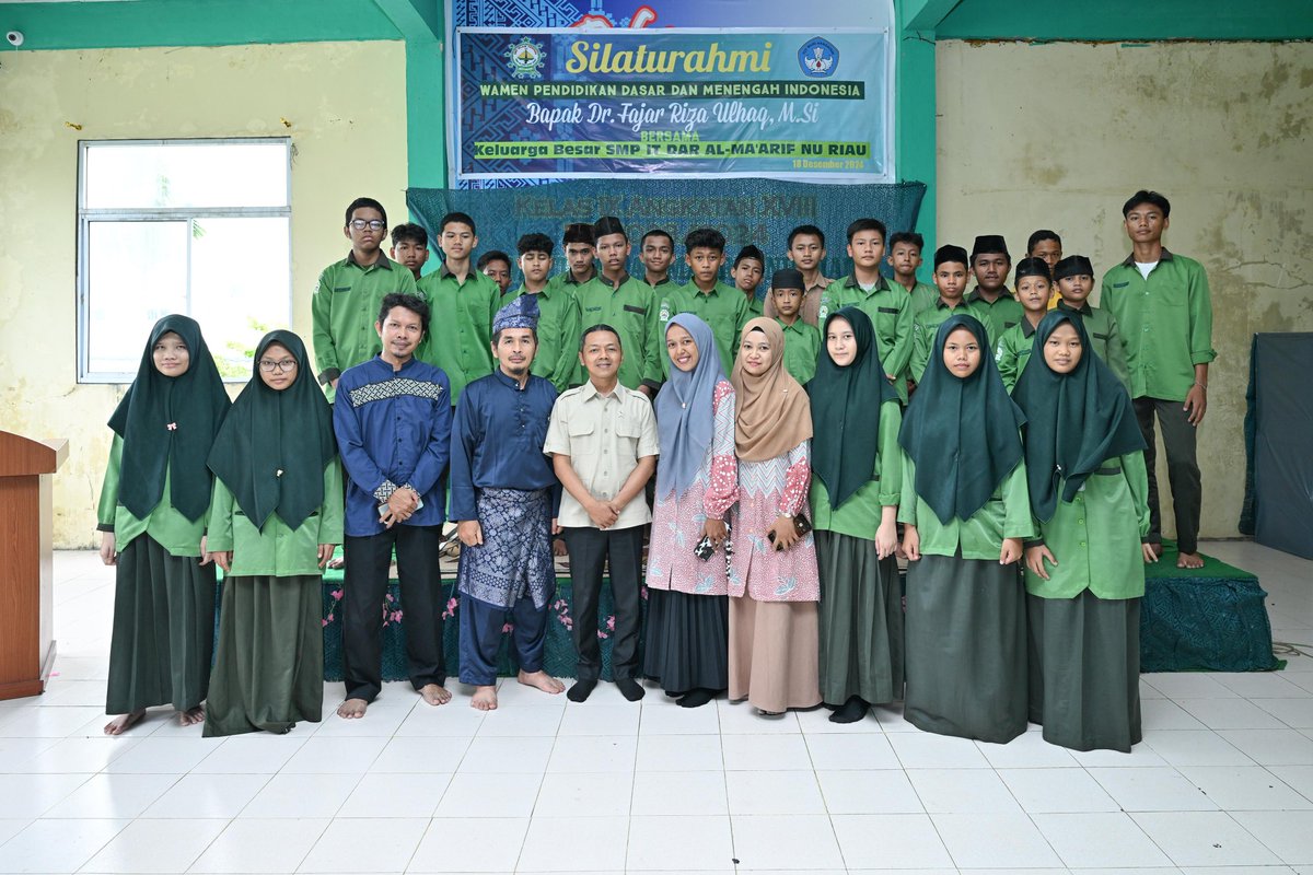 Wakil Menteri Pendidikan Dasar dan Menengah (Wamendikdasmen) Fajar Riza Ul Haq menyempatkan diri menyapa siswa dan tenaga pendidik SMP Islam Terpadu (IT) di bawah naungan Lembaga Pendidikan (LP) Ma'arif Nahdlatul Ulama (NU) Riau, Rabu (18/12/2024).
 
m.tribunnews.com/nasional/2024/…