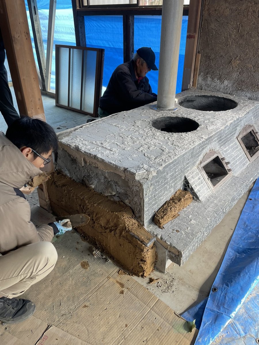 tsujitakechu's tweet photo. 改修中古民家にある量産型かまどを学生と共にモダンに(？)塗り直しています。建築士さんと地域の長老も一緒です。山から土を取り、��てた稲を切ってスサを作ってこね、寝かして壁土を作りました。技術が実践を通じて継承されていきます。 https://t.co/R83HAtUvob