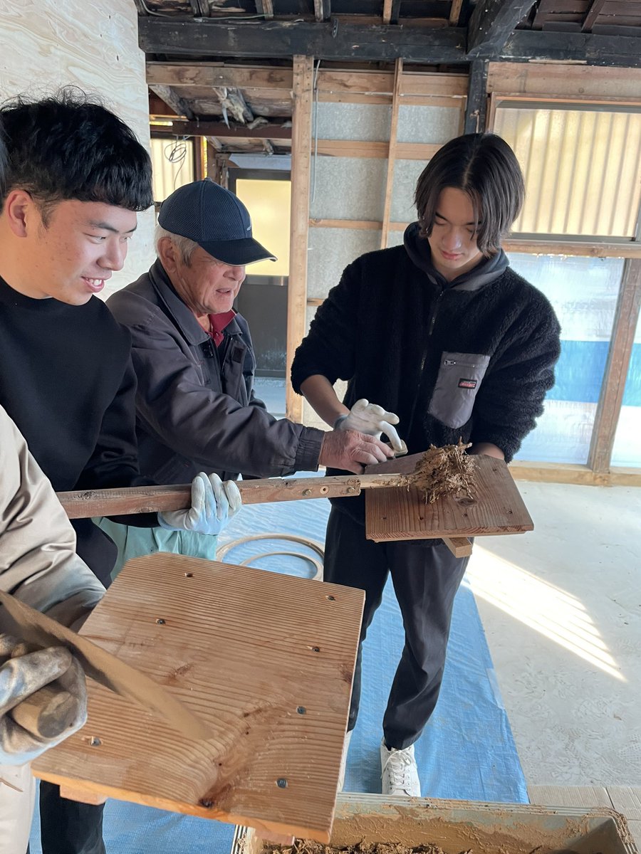 tsujitakechu's tweet photo. 改修中古民家にある量産型かまどを学生と共にモダンに(？)塗り直しています。建築士さんと地域の長老も一緒です。山から土を取り、��てた稲を切ってスサを作ってこね、寝かして壁土を作りました。技術が実践を通じて継承されていきます。 https://t.co/R83HAtUvob