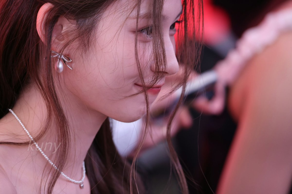 sanazmw's tweet photo. “... 𝟑:𝟑𝟑 / [◉°] 𝗕𝗲𝗮𝘂𝘁𝘆 in the quietest details—𝘴𝘰𝘧𝘵 𝘴𝘵𝘳𝘢𝘯𝘥𝘴 𝘧𝘢𝘭𝘭𝘪𝘯𝘨, a smile that lingers, and 𝘦𝘺𝘦𝘴 that shine without a word. You don’t 𝗰𝗵𝗮𝘀𝗲 the light; it 𝗳𝗶𝗻𝗱𝘀 you, drawn to your 𝘲𝘶𝘪𝘦𝘵 𝘦𝘭𝘦𝘨𝘢𝘯𝘤𝘦. https://t.co/F41JBKuSzN