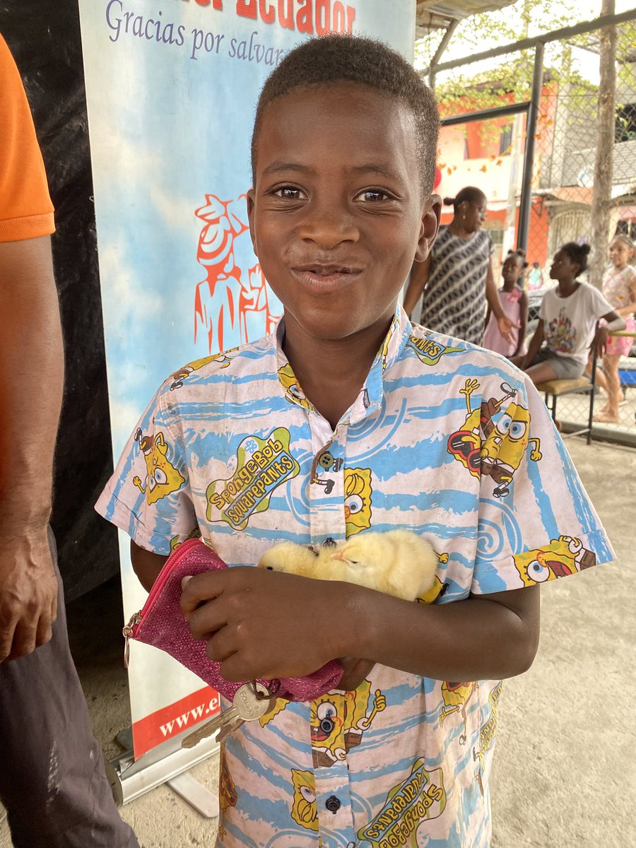 FUNDACION_ECPLN's tweet photo. 🎉 Ayer en Sociovivienda 2, llevamos alegría a niñas y niños. 

Gracias a sus donaciones, disfrutaron de arroz con pollo 🍗, pollitos 🐥 y dulces 🍬. ¡Seguimos creando momentos llenos de amor y esperanza! ❤️✨

#ecuador #solidaridad #ayudahumanitaria #niñosfelices #comunidad https://t.co/A2PbYlDN8Z