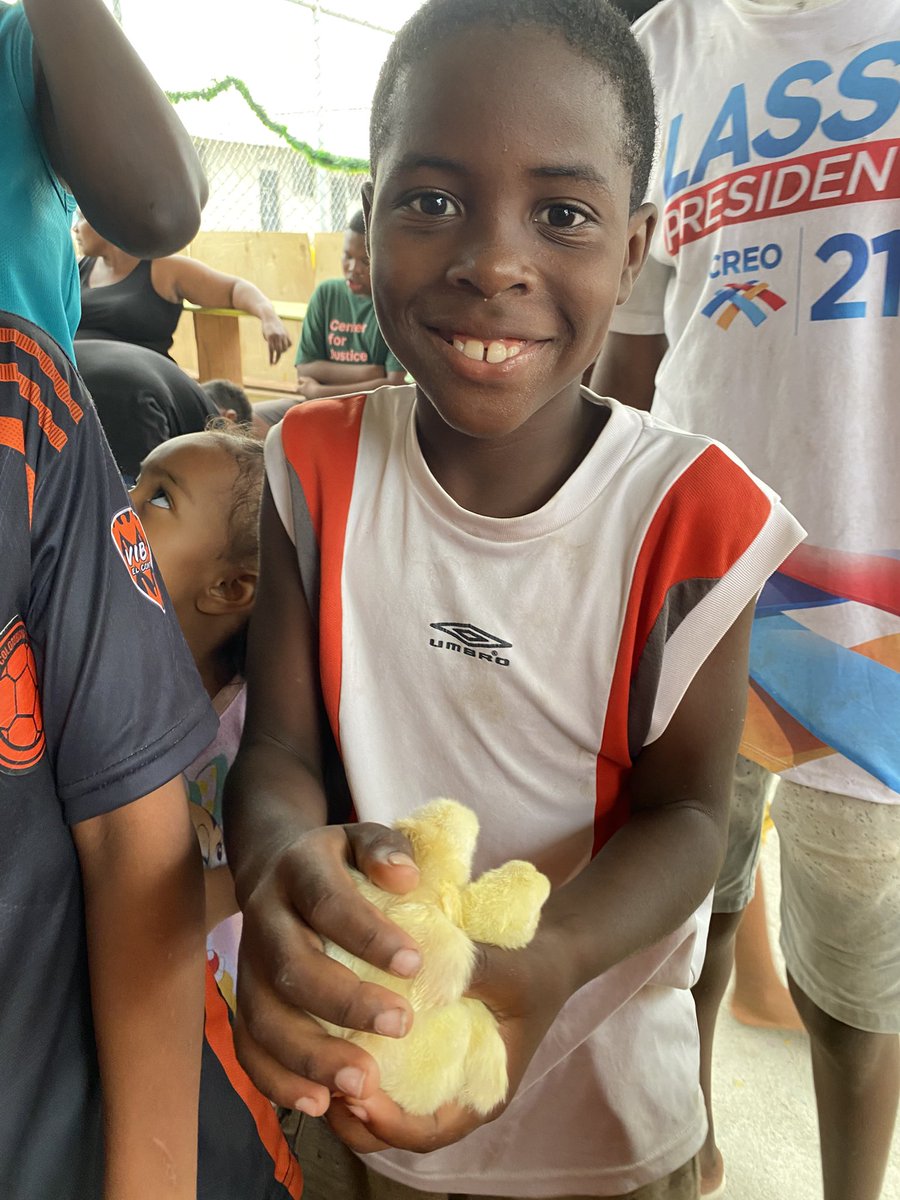FUNDACION_ECPLN's tweet photo. 🎉 Ayer en Sociovivienda 2, llevamos alegría a niñas y niños. 

Gracias a sus donaciones, disfrutaron de arroz con pollo 🍗, pollitos 🐥 y dulces 🍬. ¡Seguimos creando momentos llenos de amor y esperanza! ❤️✨

#ecuador #solidaridad #ayudahumanitaria #niñosfelices #comunidad https://t.co/A2PbYlDN8Z