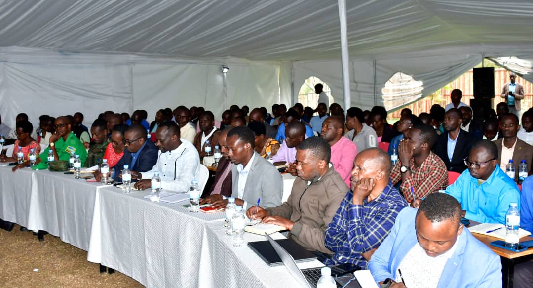 rulindodistrict's tweet image. muri aka kanya umunyamabanga nshingwabikorwa wa komisiyo y'igihugu ishinzwe abakozi ba Leta #NPSC @AngelinaMuganza n'umuyobozi w'akarere ka #Rulindo madamu @Jmukanyirigira bari kuganira n'abakozi b'akarere ku mahame  agenga imyitwarire mbonezamurimo @RwandaLocalGov @npscrwanda,