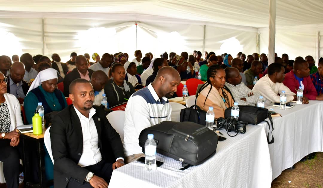 rulindodistrict's tweet image. muri aka kanya umunyamabanga nshingwabikorwa wa komisiyo y'igihugu ishinzwe abakozi ba Leta #NPSC @AngelinaMuganza n'umuyobozi w'akarere ka #Rulindo madamu @Jmukanyirigira bari kuganira n'abakozi b'akarere ku mahame  agenga imyitwarire mbonezamurimo @RwandaLocalGov @npscrwanda,