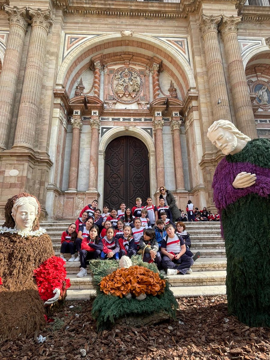 sjosemalaga's tweet photo. PRIMARIA 
El alumnado del Tercer Ciclo de Primaria se prepara para la Navidad con la visita a los belenes. https://t.co/ejpd20Ht52