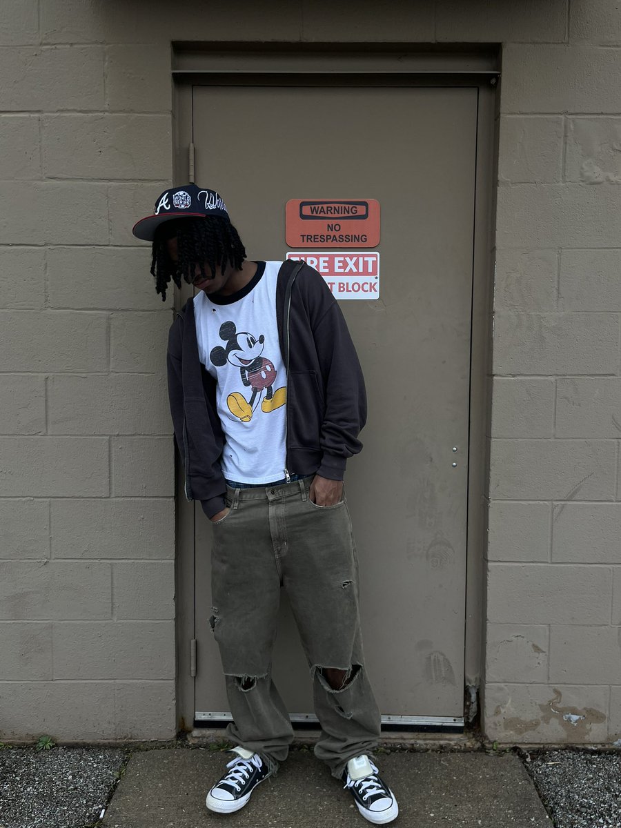 i dress like a skateboarder i don’t skate tho