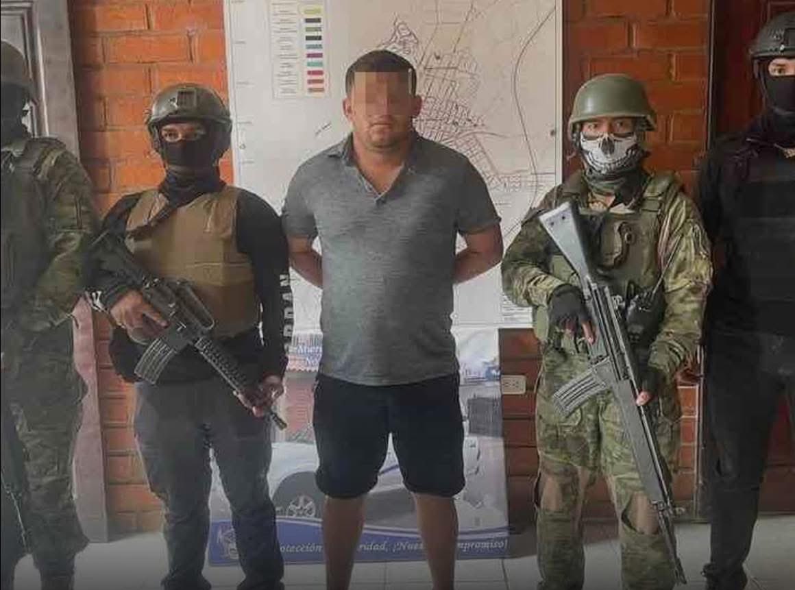 ecuadorprensaec's tweet photo. Juez de Guayaquil liberó a alias “Comandante Vicente” líder de “Los Lobos” 

Vicente Angulo, fue detenido por ser parte una fracción de “Los Lobos” en el cantón #PonceEnriquez, fue acusado de varias muertes violentas y enfrentamientos. 

La abogada de Angulo argumentó ante los magistrados que su cliente sufre de diabetes, hipertensión y tuberculosis. Indicó que se había entregado una valoración médica a la Fiscalía. 

Subrayó que el complejo carcelario de Guayaquil no tiene la infraestructura necesaria para atender adecuadamente las condiciones de salud de Angulo, citando problemas como la falta de servicios básicos y los frecuentes apagones.

Sugirió que si Angulo fuera liberado, podría recibir atención médica adecuada en su residencia en una urbanización de Daule y que tendría la oportunidad de trabajar como técnico en un taller industrial en el suburbio de Guayaquil.