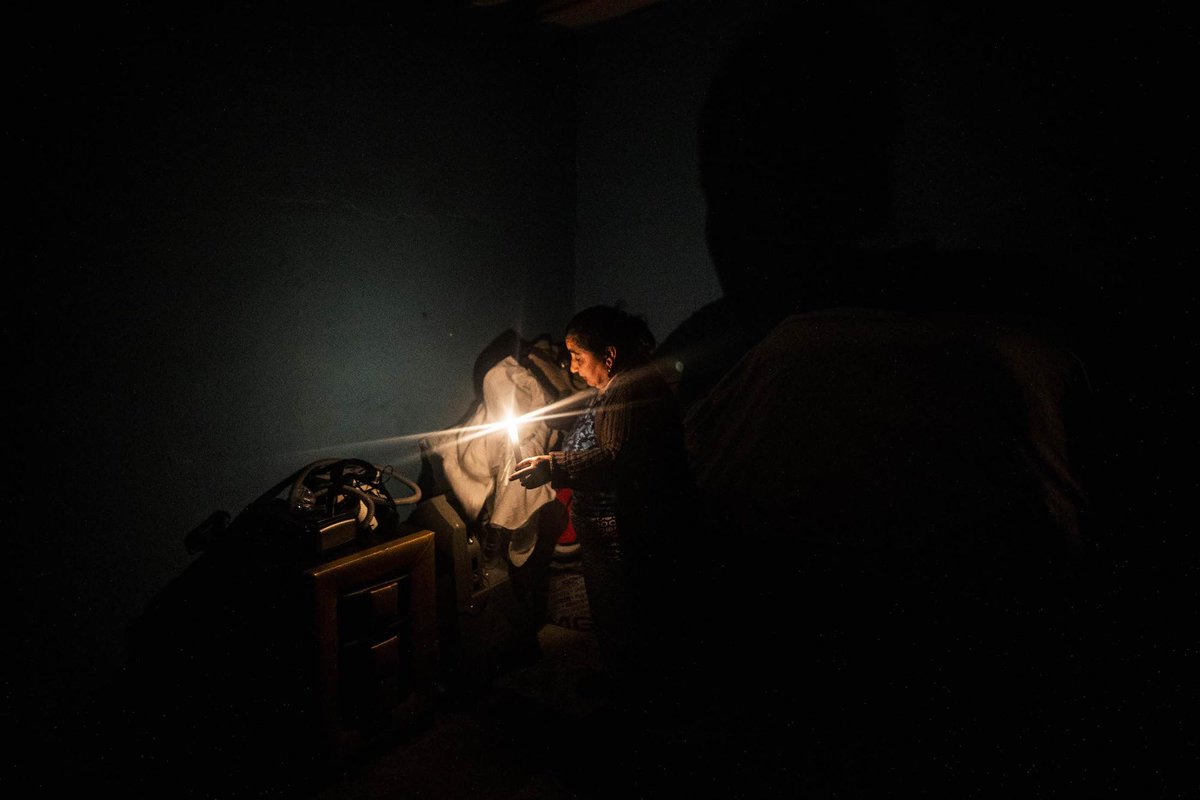 🕯Más de diez millones de personas no pueden mantener su hogar caliente en España. El 31 de diciembre finaliza la prohibición de cortes de suministro para familias vulnerables.
elsaltodiario.com/pobreza-energe…