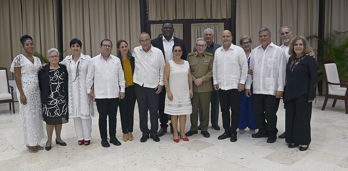 🇨🇺| Justo cuando se celebró el décimo aniversario del regreso a la Patria de los Cinco Héroes, el General de Ejército Raúl Castro y el Presidente <a href="/DiazCanelB/">Miguel Díaz-Canel Bermúdez</a> sostuvieron fraternal intercambio con Gerardo, Fernando, René, Ramón y Antonio, y familiares.

🔗| granma.cu/cuba/2024-12-1…