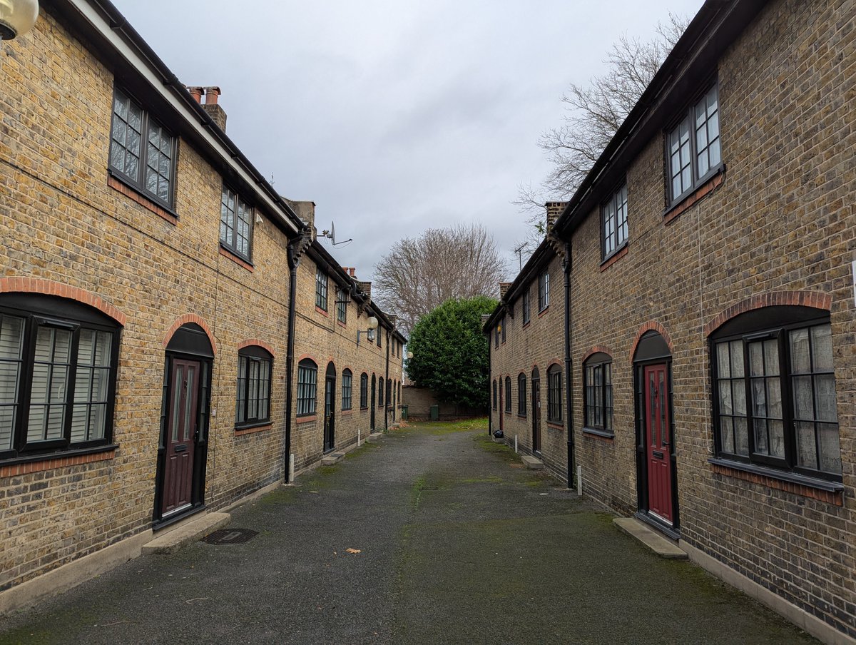 Hardy Cottages, Trafalgar Street, Greenwich (1901-02): originally 51 three-roomed cottages (some lost since through WW2 bomb damage) built by the London County Council. Added to my map of pre-First World War council housing.
municipaldreams.wordpress.com/mapping_pre_19…