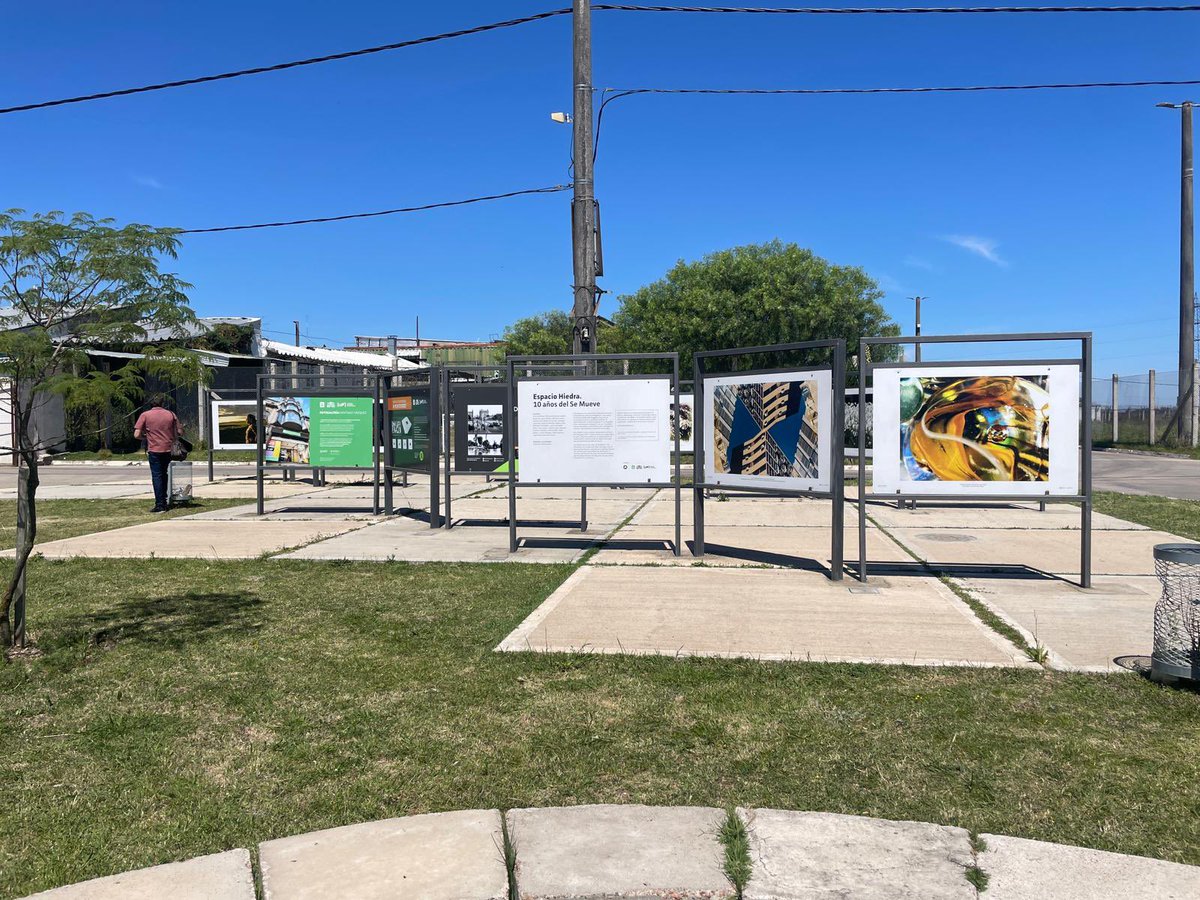 nadacrece's tweet photo. En el Comcar hace varios años que está instalada una Fotogalería a cielo abierto del @CdF_IM en una plaza que construimos en la cárcel donde antes era un baldío. 

Este miércoles quedó instalada una nueva muestra, que estará varios meses en la plaza, y luego seguirá rodando. https://t.co/YfNNi6fUcl