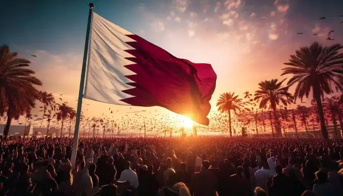 EHSANFAKEEH's tweet photo. هنا على أرض قطر، أدركتُ معنى قول الشاعر:
لعُمْرك ما ضاقتْ بلادٌ بأهلها....ولكنَّ أخلاقَ الرجالِ تضيقُ ..

فما ضاقت أرض قطر بالإنسان مهما كانت هويته ومهما كان مَشرَبُه، 
قد استوعبته صدور أهلها وأخلاقهم، فلا يُسألُ فيها: "من أنت"، وإنما يقال له:
 "كيف أنت".

هنا على أرض قطر، عاينتُ سلامَة الفطرة، وسلاسةَ المعاملة، والعضَّ بالنواجِذِ على إرثِ أمّتِنا من فضائل الأخلاق.

قرأتُ في كتب الأدب: "مَن أقعدته نكايةُ الأيام، أقامته إغاثة الكرام".

فلله درُّه من شعبٍ كريم، يُكرِم الوِفادة، ويغيث الملهوف، ويبسط جناحيه على المستجير، قد أنجاه الله من آفة التعالي، ولم تنل الحداثةُ من بنيانِ هويته.

هنا على أرض قطر، وجدت ضالتي في مجالس النساء، التي تزاوج بين روح العصر وعبق الماضي، فعلى الأرائك تتربع نسوةٌ كالأميراتِ الأوائل في لباسِهنّ وزينتهنّ وحشمتهنّ، يحسبُهنّ الجاهل ربيباتِ دنيا مفتونات بزخرفها، فما إن يقترب حتى يرى على سيماهنّ وأفعالهن مكارم الأخلاق، ينتقين أطايب الكلِم كما يُنتقى أطايب الثمر، على وجه هذه تتحدّر دمعةٌ لموعظةٍ تُنثر في مجلسها، ولسان هذه يلهج بذكر الله والصلاة على النبي المختار، يتداولن الأحداث الجسام في وعيٍ تحسدهن عليه النساء.

قديمًا، قالت العرب: "إذا قصُرت يدُك عن المكافأة، فلْيَطُل لسانُك بالشكر".
ولأنني قصيرةُ اليد عن بذل المكافأة لهذا البلد وأهله، فلا أملك والحال هذه سوى أن أطلق لساني وقلمي ببذل الشكر، فلا يشكر اللهَ من لا يشكرُ الناس.

وفي هذه المناسبة التي تسرّ كل قطري، أجد البهجة تسري في حنايا قلبي لمرأى السعادة على وجوه القطريين، فأنتهز هذا المحفل، لكي أوجه الشكر إلى قطر شعبها وقيادتها:
شكرًا قطر على فتح الأبواب، شكرا قطر على الاستيعاب، شكرًا قطر على الإكرام، شكرًا قطر على تجاوز أسوار الشعوبية والقُطرية واختلاف الثقافات، شكرًا قطر على شعور يغمر وجدان الوافد بأنه لم يغادر وطنه، وإنما نزح من وطنِه إلى وطنه.
فدام عزّك يا قطر .. 

==
إحسان الفقيه 
الدوحة 
18 ديسمبر 2024

#اليوم_الوطني_القطري 
#اليوم_الوطني