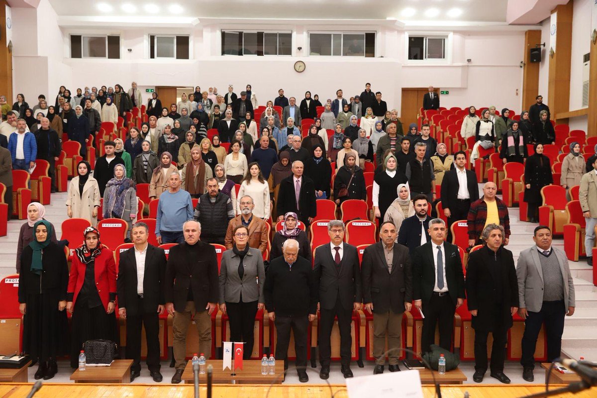 universitemDEU's tweet photo. Vuslat Yılında Mevlâna’yı Andık 🌹

751. Vuslat Yılında Mevlâna’yı Anma Programı, Rektör Yardımcımız Prof. Dr. Dilşen İnce Erdoğan’ın da katılımıyla gerçekleştirildi.

✨ İlahiyat Fakültemizde düzenlenen program kapsamında; Mevlâna’nın hayat hikayesi, insan ve varlık tasavvuru ile Mevlevi sema ayini, farklı üniversitelerden öğretim üyelerinin sunumlarıyla ele alındı. 

🎼 Öğrencilerimizin de yoğun katılım sağladığı programda, Türk Tasavvuf Musikisi dinletisi ile de katılımcılara manevi bir atmosfer sunuldu.

Mevlâna’yı sevgi, hoşgörü ve insanlık mesajlarıyla anıyor; tüm katılımcılara teşekkür ediyoruz.

@deuilahiyat
#universitemDEU #Mevlana #VuslatYılı