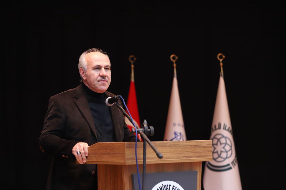 universitemDEU's tweet photo. Vuslat Yılında Mevlâna’yı Andık 🌹

751. Vuslat Yılında Mevlâna’yı Anma Programı, Rektör Yardımcımız Prof. Dr. Dilşen İnce Erdoğan’ın da katılımıyla gerçekleştirildi.

✨ İlahiyat Fakültemizde düzenlenen program kapsamında; Mevlâna’nın hayat hikayesi, insan ve varlık tasavvuru ile Mevlevi sema ayini, farklı üniversitelerden öğretim üyelerinin sunumlarıyla ele alındı. 

🎼 Öğrencilerimizin de yoğun katılım sağladığı programda, Türk Tasavvuf Musikisi dinletisi ile de katılımcılara manevi bir atmosfer sunuldu.

Mevlâna’yı sevgi, hoşgörü ve insanlık mesajlarıyla anıyor; tüm katılımcılara teşekkür ediyoruz.

@deuilahiyat
#universitemDEU #Mevlana #VuslatYılı