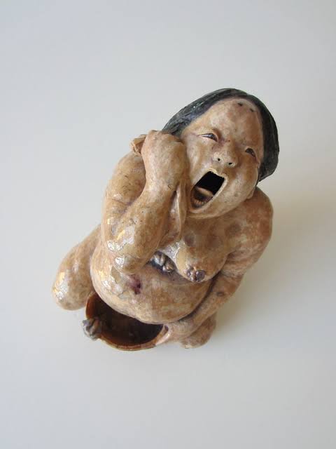 mombaque's tweet photo. Alguns maus são punidos aos olhos de todos por várias mazelas aleatórias, de modo que muitos julguem ser um castigo divino. Mas nem de perto todos os maus são punidos: pelo contrário, os vemos prosperarem. 

E muitos pensam Deus não existir por conta da prosperidade dos maus. Porém, quem vê mais profundamente, enxerga que são vias de misericórdia. Pois se todo mau fosse fulminado por um raio no ato de sua maldade, faríamos o certo não por ser certo, mas por temor, o que impediria nossa perfeição. 

E ninguém pense que a punição deles não virá, caso não se arrependam e mudem de vida. Deus fala por Isaías: "Sempre me calei, me silenciei, fui paciente: falarei como parturiente" (c. 42 v. 14) . Pois a parturiente, sem avisar uma hora exata, tem uma bolsa estourada, e passa a dar gritos de dor.

A bolsa estourada sem hora marcada é o Juízo Final, porque ninguém sabe o dia e nem a hora.  A parturiente grita prestes a revelar o que guardava dentro de si, pois haverá grande terror no momento da revelação do justo juízo de Deus. E os gritos são de dor, pois revelam onde os maus ficarão pra sempre. 

Tal ensinamento se encontra na obra Moralia in Iob, de São Gregório Magno, o Comentário Místico sobre o livro de Jó. Traduzi essa gigantesca obra por 4 anos, e de brinde o Comentário Literal ao Livro de Jó, do São Tomás de Aquino. 

A versão de luxo está esgotada, e é vendida pela Amazon. Segundo lote chega SÁBADO. Já a versão simples tem 2 volumes lançados (serão 8) e está em diversas livrarias, basta procurar por "Coleção Moralia in Iob"