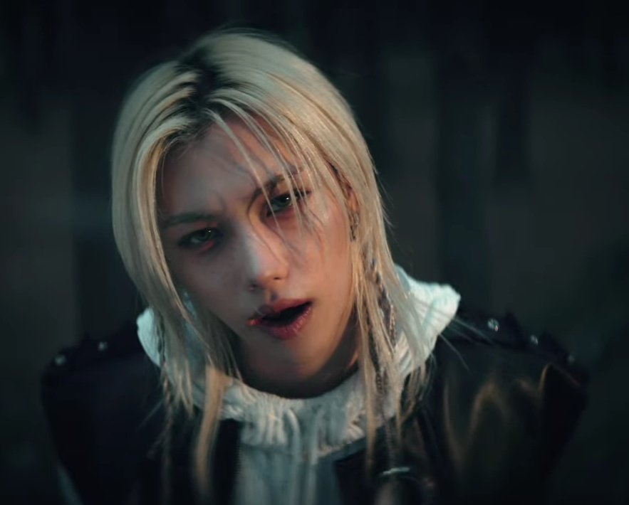 BBOKARILOOKS's tweet photo. felix's visual is insane... wow

FELIX UNFAIR MV OUT NOW
FELIX AND THE BEAST
#FELIX_Unfair https://t.co/c3XuRP8QDf