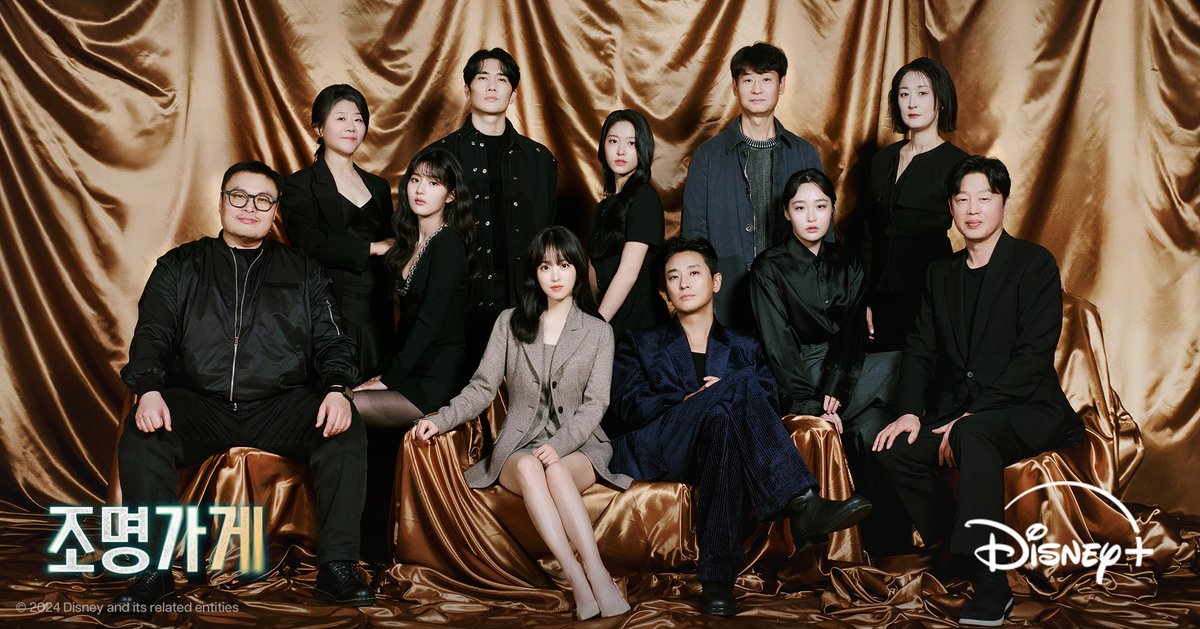 DisneyPlusKR's tweet photo. 팀 <조명가게>가 드리는 
미리 메리 크리스마스 선물😎

따뜻한 미소와 함께 정주행 고고!

<조명가게> 모든 에피소드 지금 스트리밍 중

#조명가게 #LightShop
#강풀 #김희원
#주지훈 #박보영 #김설현
#배성우 #엄태구 #이정은
#김민하 #박혁권 #김대명
#신은수 #김선화 #김기해
#디즈니플러스 #DisneyPlusKR