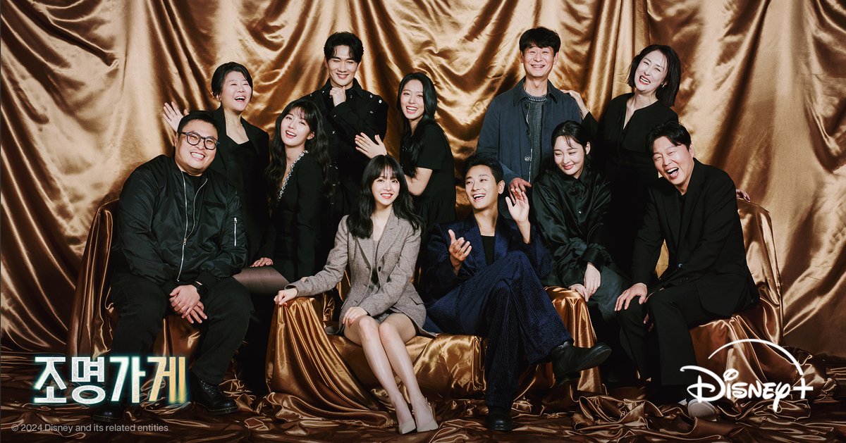 DisneyPlusKR's tweet photo. 팀 <조명가게>가 드리는 
미리 메리 크리스마스 선물😎

따뜻한 미소와 함께 정주행 고고!

<조명가게> 모든 에피소드 지금 스트리밍 중

#조명가게 #LightShop
#강풀 #김희원
#주지훈 #박보영 #김설현
#배성우 #엄태구 #이정은
#김민하 #박혁권 #김대명
#신은수 #김선화 #김기해
#디즈니플러스 #DisneyPlusKR