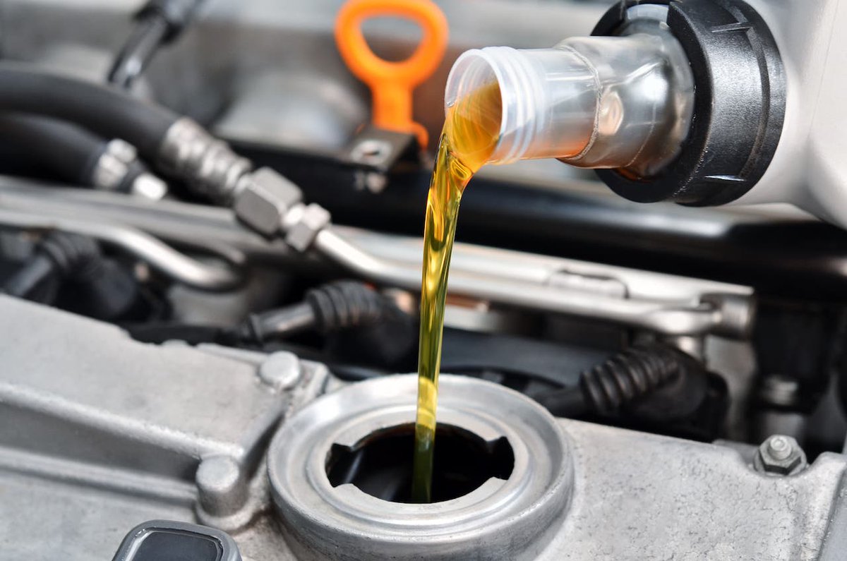 EmmsParts's tweet photo. 📢 ¡El aceite es esencial en tu vehículo!

🔸 Forma una capa lubricante entre las piezas del motor, reduciendo su desgaste y garantizando un buen mantenimiento.
🔸 Ayuda a mantener limpio el motor porque arrastra las impurezas.

#EmmsParts https://t.co/KuHd1wxCoh