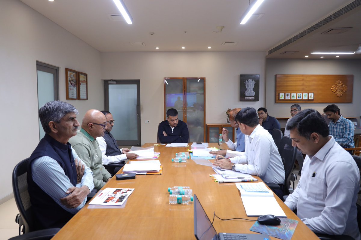 sanghaviharsh's tweet photo. Boosting Sports Development in Gujarat!

Had a constructive meeting with sports department officials to discuss ways to promote sports and nurture young talent in the state.

Looking forward to implementing new initiatives and taking sports development in Gujarat to the next level! #GujaratSports #SportsDevelopment