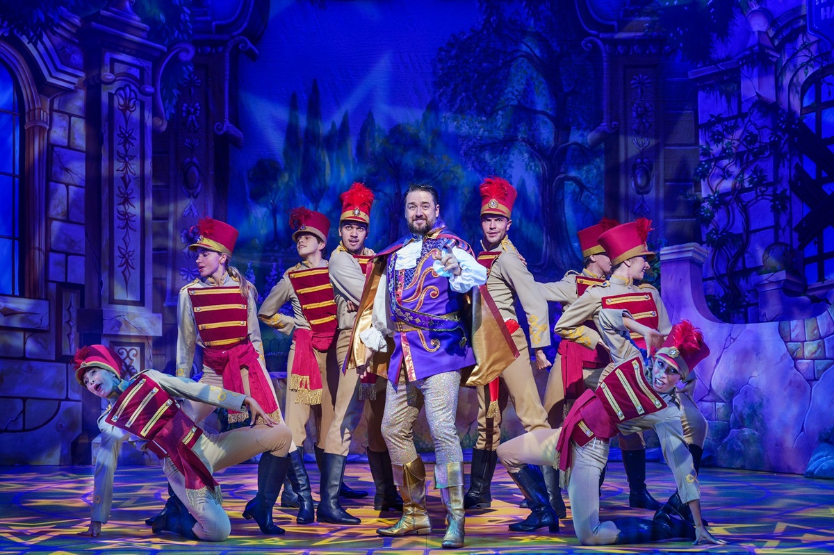 #REVIEW - Cinderella at <a href="/PalaceAndOpera/">Palace & Opera Mcr</a> "each set piece was a masterpiece in comedy or performance" northwestend.com/cinderella-ope…