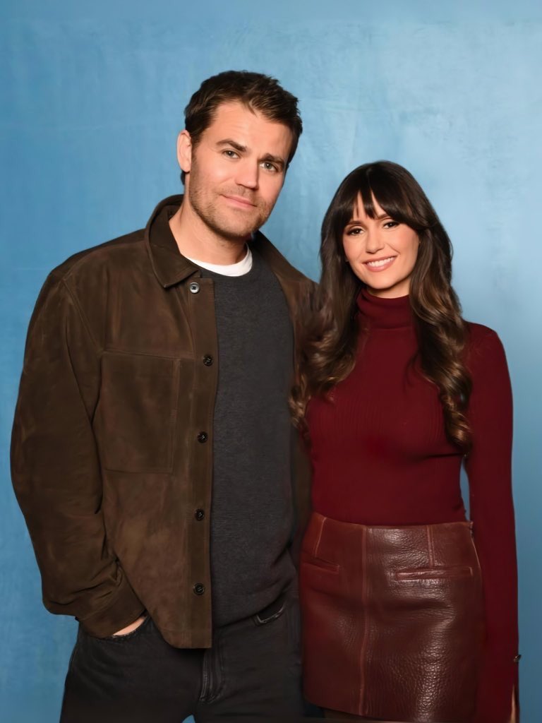 Nina Dobrev usando o boné com a frase “Ligada ao Stefan” ❤️