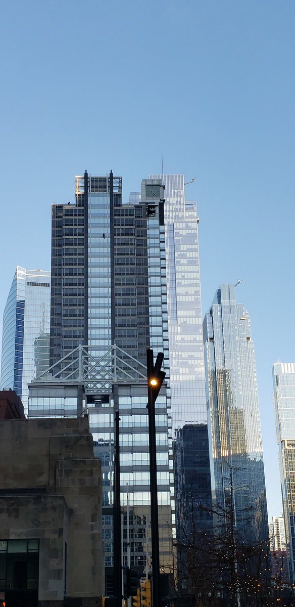 bigcitybigfoot's tweet image. Two window washers on 2 different buildings... interesting 
#Chicago #windowwashers #River #ChicagoRiver