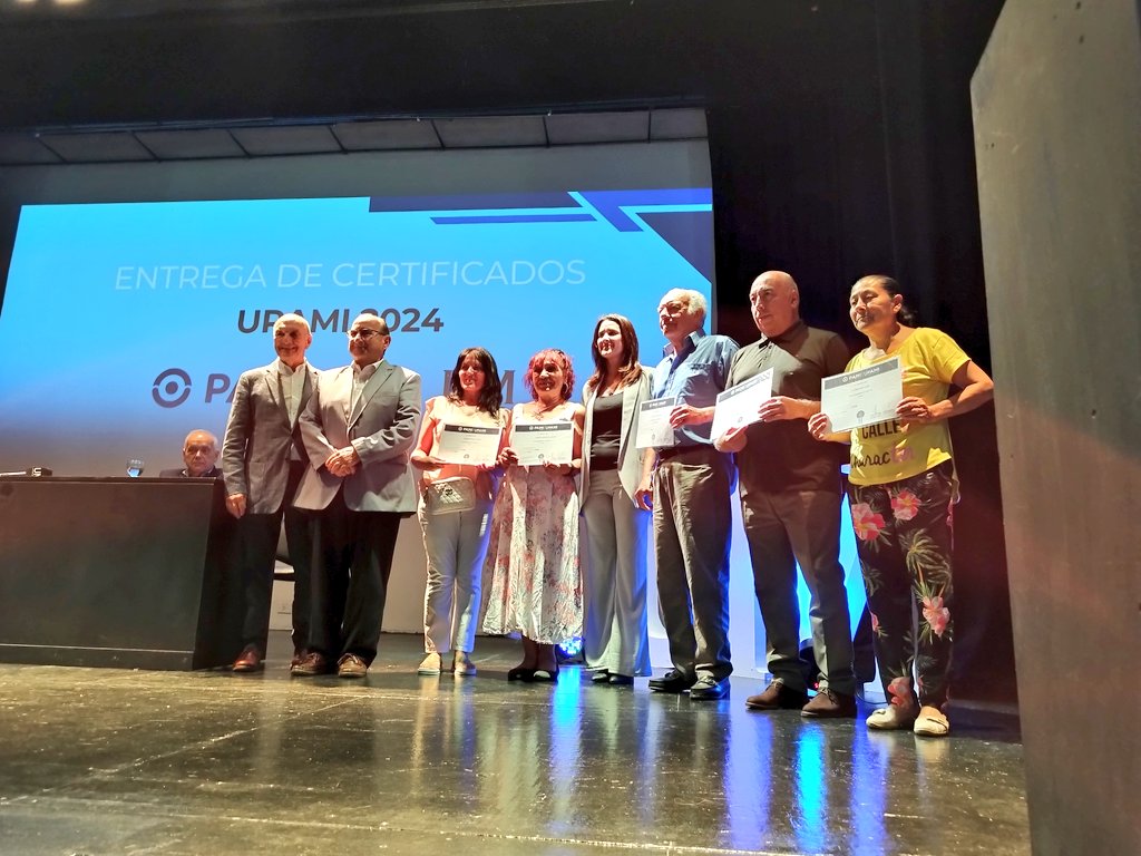 uni_moron's tweet photo. 🎓Estamos celebrando la entrega de certificados del Programa Universidad para Adultos Mayores Integrados #UPAMI junto a los afiliados que participaron en los cursos del 2024. 

Este espacio promueve el aprendizaje y crecimiento personal de los adultos mayores. ¡Felicitaciones!👏 https://t.co/MxgZLZPmlu