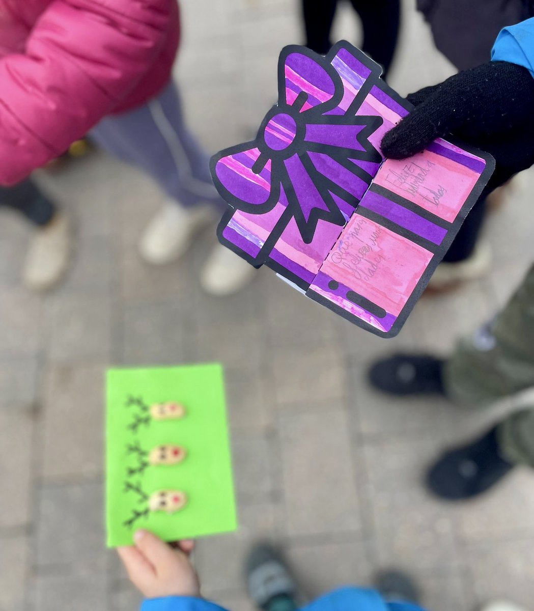 Poder compartir villancicos, alegría y buenos deseos con nuestros vecinos y vecinas de Prádena y Navafría en estos días es el verdadero regalo ✨
#escuelaruralescuelagenial #centrosCyL