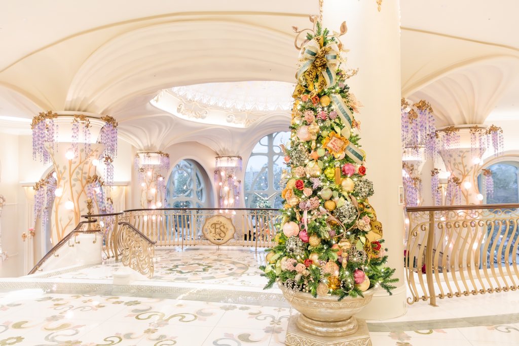 mito_pic's tweet photo. ファンタジースプリングスホテルの
クリスマスデコレーション🎄🌟🦋

色合いがとても好き！ https://t.co/AKylL6V9Zu