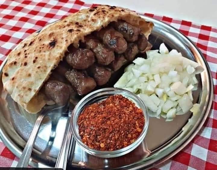 Balkanlarda daima et miktarı ekmekten fazladır. 
Ne ka ekmek, o ka köfte sözüne de çok kızarlar. Bence haklılar...