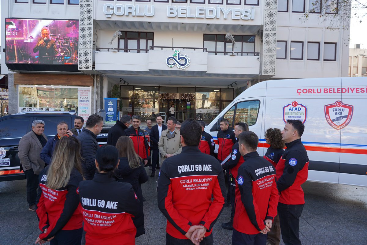 asarikurt's tweet photo. 💪🏻 Çorlu Belediyesi Arama ve Kurtarma Ekibimiz (ÇORLU 59 AKE), Trakya bölgesinde kentsel arama kurtarma alanında “hafif seviye ekip” olarak ilk akredite olan ekiptir. 

🚐 Hayırsever bir firma tarafından belediyemize bağışlanan 4x4 çekiş özelliğine sahip 2 adet araç, arama ve kurtarma çalışmalarında kullanılmak üzere dizayn edilerek Afet İşleri Müdürlüğümüz envanterine dâhil edilmiştir.

👏🏻 Bu anlamlı bağış için firmamıza gönülden teşekkür ediyorum. Katkıları, kentimizin güvenliği ve huzuru için büyük bir değer taşıyor. Sağ olun, var olun…