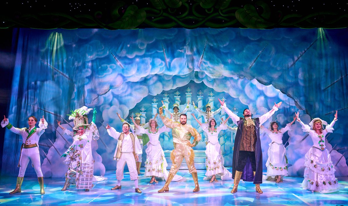 REVIEW
✭✭✭✭✭ 5/5
JACK AND THE BEANSTALK
Cliffs Pavilion, Southend
Rylan is a triumph, effortlessly commanding the stage with his Essex banter, wit and warmth, proving that he’s not just a dab hand at presenting, but a true panto pro.

southendtheatrescene.com/beanstalk.html