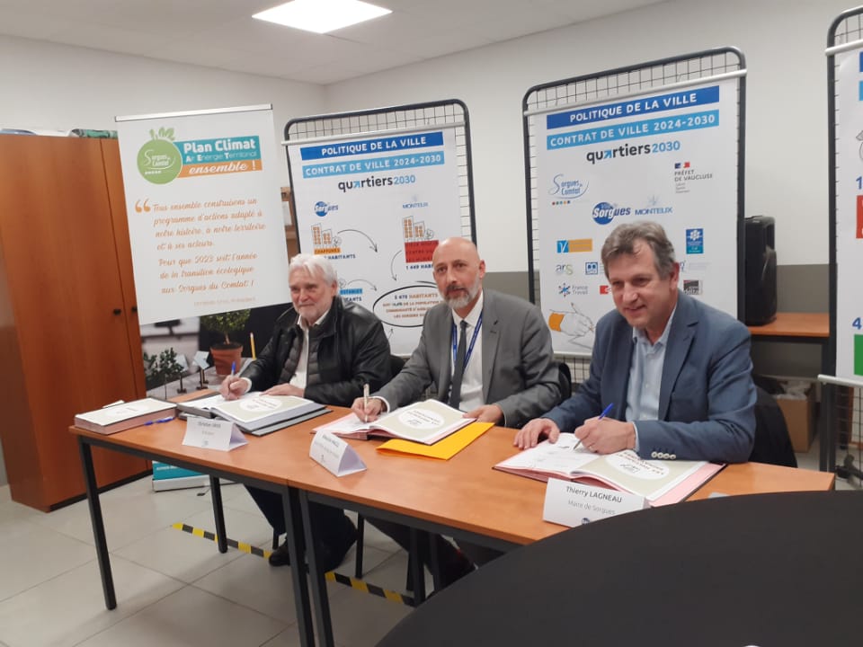 Prefet84's tweet photo. #PolitiqueDeLaVille Le préfet de #Vaucluse a signé les #ContratdeVille 2024-2030 qui renouvellent une politique de la ville ambitieuse pour les quartiers prioritaires.
👏 Collaboration réussie entre services de l’État, villes, opérateurs institutionnels et associatifs partenaires https://t.co/JIn2OgjrfR