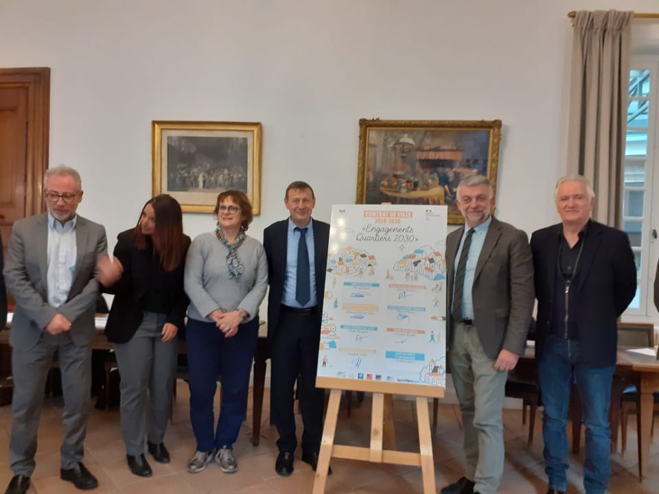 Prefet84's tweet photo. #PolitiqueDeLaVille Le préfet de #Vaucluse a signé les #ContratdeVille 2024-2030 qui renouvellent une politique de la ville ambitieuse pour les quartiers prioritaires.
👏 Collaboration réussie entre services de l’État, villes, opérateurs institutionnels et associatifs partenaires https://t.co/JIn2OgjrfR