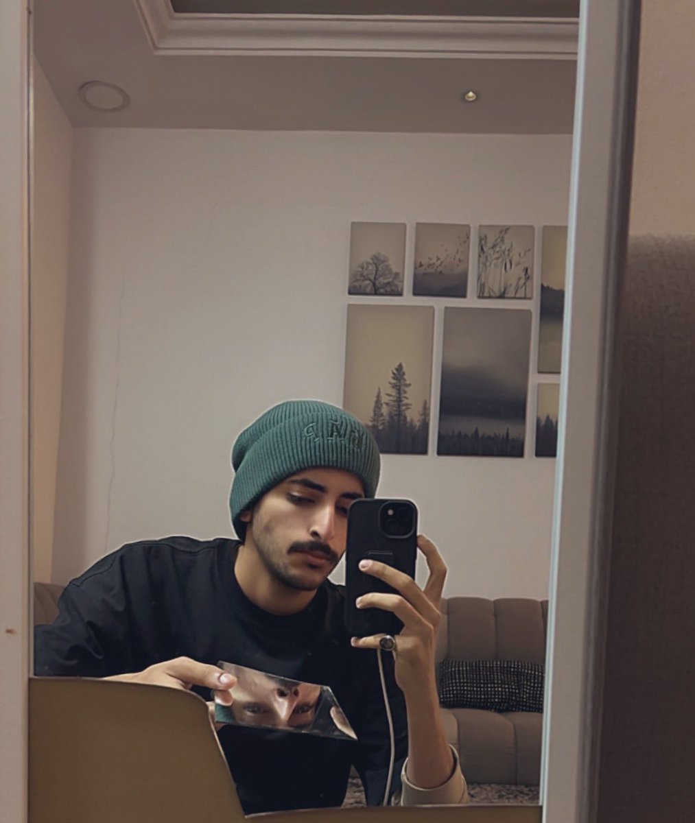 نظرت إلى شخصٍ تبين لي من خلال عينيه إنه محطم من قبل الحياة فأثار شفقتي ببقائه جالساً دون فعل شيء،فرميت عليه ما كان امامي فتحطمت المرآة.