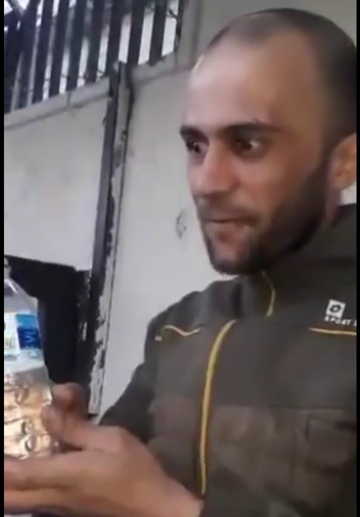 3aaaaaamr's tweet photo. من اعترافات أحد المفرج عنهم من سجن صيدنايا ذكر اسم هذا السجان حسن شدود من مساكن الحرس من طرطوس و عندما سأله المصور ماذا فعل بك ظل شاخصا ببصره من هول ما تذكر من تعذيب و ظل يكرر الله لا يوفقه الله لا يوفقه .. اللهم لا تدع ظالم بدون ان تنتقم منه في الدنيا و تشفي صدر من ظلمه https://t.co/zF3iUxSxzl