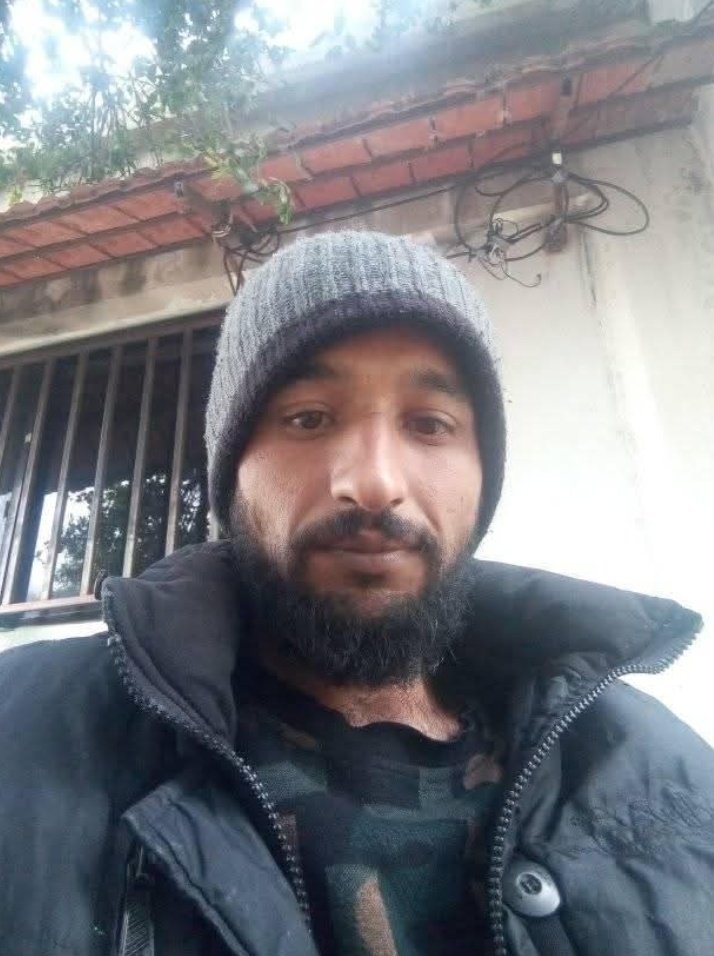 3aaaaaamr's tweet photo. من اعترافات أحد المفرج عنهم من سجن صيدنايا ذكر اسم هذا السجان حسن شدود من مساكن الحرس من طرطوس و عندما سأله المصور ماذا فعل بك ظل شاخصا ببصره من هول ما تذكر من تعذيب و ظل يكرر الله لا يوفقه الله لا يوفقه .. اللهم لا تدع ظالم بدون ان تنتقم منه في الدنيا و تشفي صدر من ظلمه https://t.co/zF3iUxSxzl