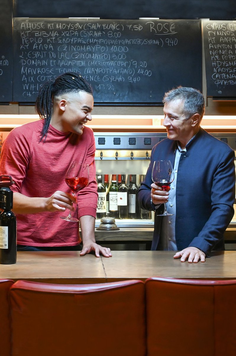 Ε ναι! 

Σε γιορτινές μέρες είμαστε, ένα ποτήρι καλό κόκκινο κρασί το δικαιούμαστε. 

Γιατί όμως ένας Ολυμπιονίκης έχει πάρει τόσο σοβαρά τον ρόλο του σομελιέ; 

Οι απαντήσεις απόψε, λίγο πριν τα μεσάνυχτα, στον <a href="/alphatv/">Alpha Enterprises</a>.

#πρωταγωνιστες #protagonistes #alphatv #manolo