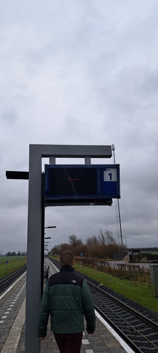 Een van de twee schermen op station Stedum doet het niet. Het nummer was niet te lezen. <a href="/NS_online/">NS online</a>