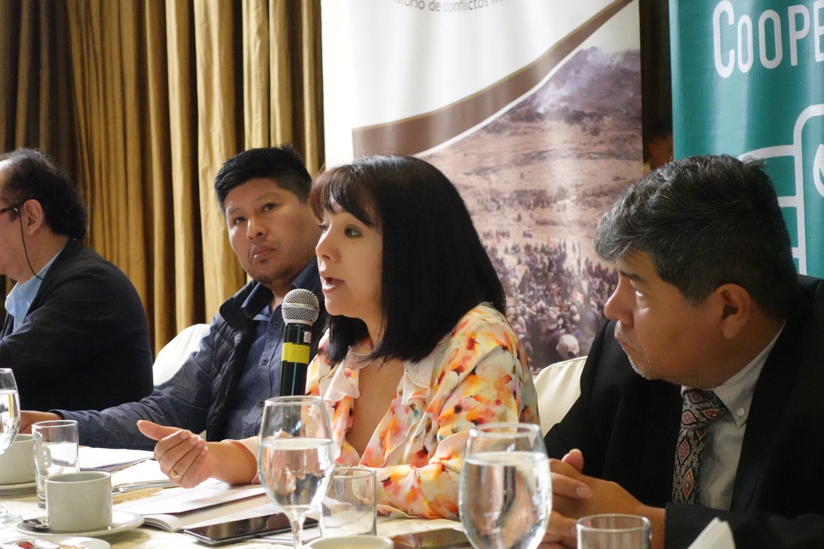 OCMPeru's tweet photo. 🔴 En Vivo | #35OCM

“En Cajamarca, desde julio se tiene un nivel de escasez de agua nunca antes visto. Esto tiene que ver con el tiempo de estiaje, pero hace falta un estudio detallado del vínculo con la actividad minera”, @MirtyVas  

➡️  https://t.co/mIK5py17vH https://t.co/uBPDZcETOV