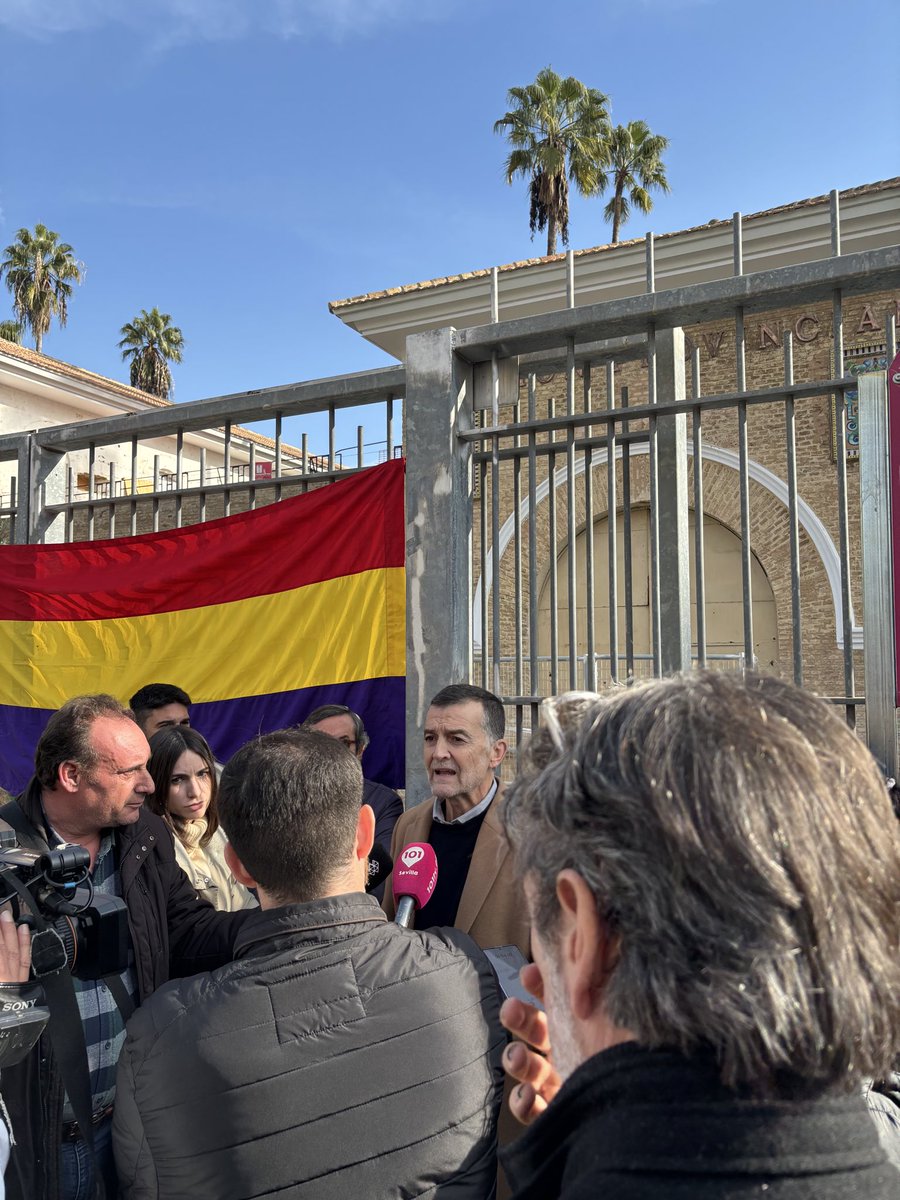 juandepca's tweet photo. En #SevillaHoy, concentración en antigua prisión La Ranilla contra las políticas de PP-Vox sobre #MemoriaHistorica en @Ayto_Sevilla. “Mientras a sus golpistas “caídos” los mantienen en los “altares”,nuestros represaliados por defender el orden republicano siguen en fosas comunes” https://t.co/E6RbHvLraG